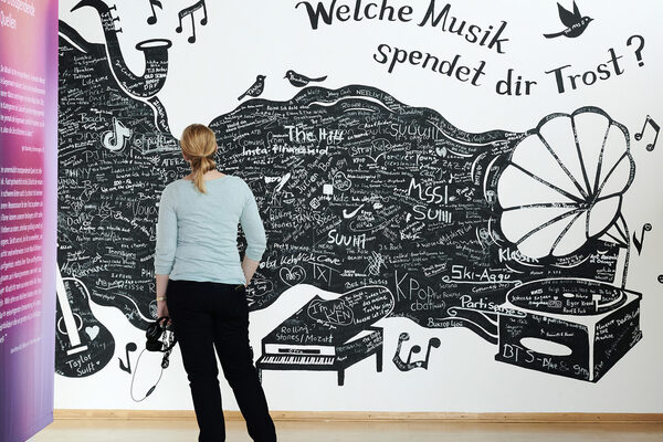 Ansicht eines Wandgemäldes "Welche Musik spendet dir Trost"