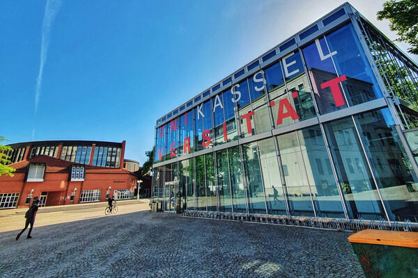 Eingangsbereich der Universität Kassel am Holländischen Platz